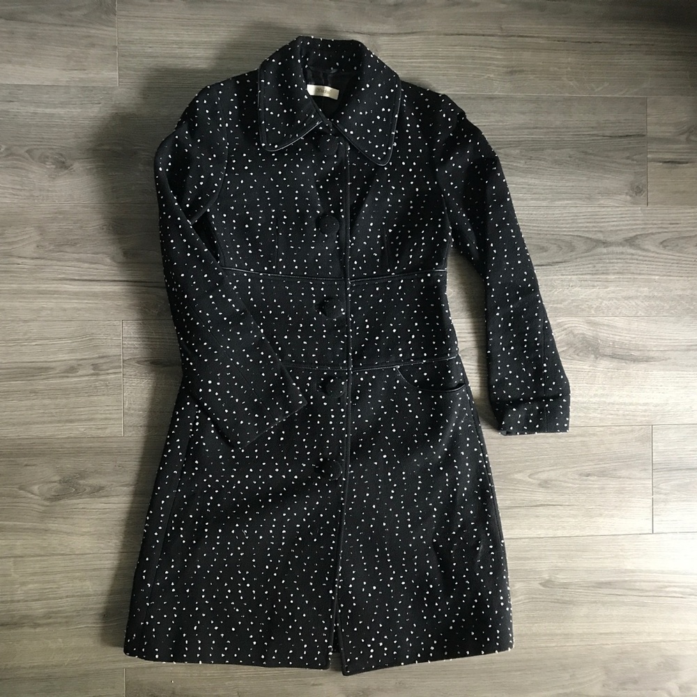 X Inciso fitted coat. Made in Italy.
